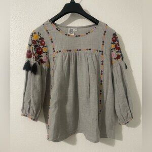 Ivy Jane Embroidered Gray Top size Small